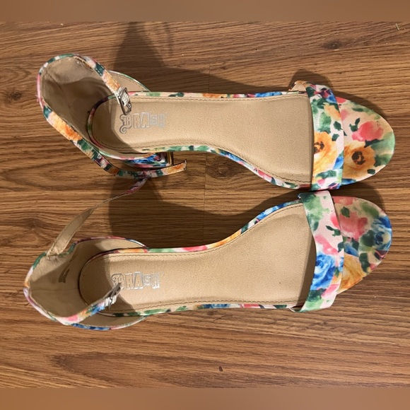 DSW Floral Low Heels Open Toe w/ Ankle Strap Shoes - Picture 2 of 2
